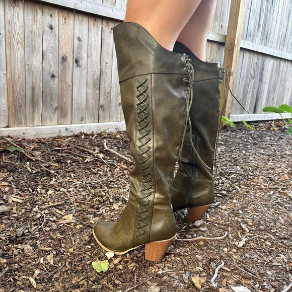 Shoes - Green knee-high leather boots with side zipper and lace-up detail  size 8 fairy